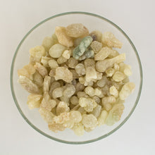 Lade das Bild in den Galerie-Viewer, grüner Royal Hojari Weihrauch aus Oman in einer Schale